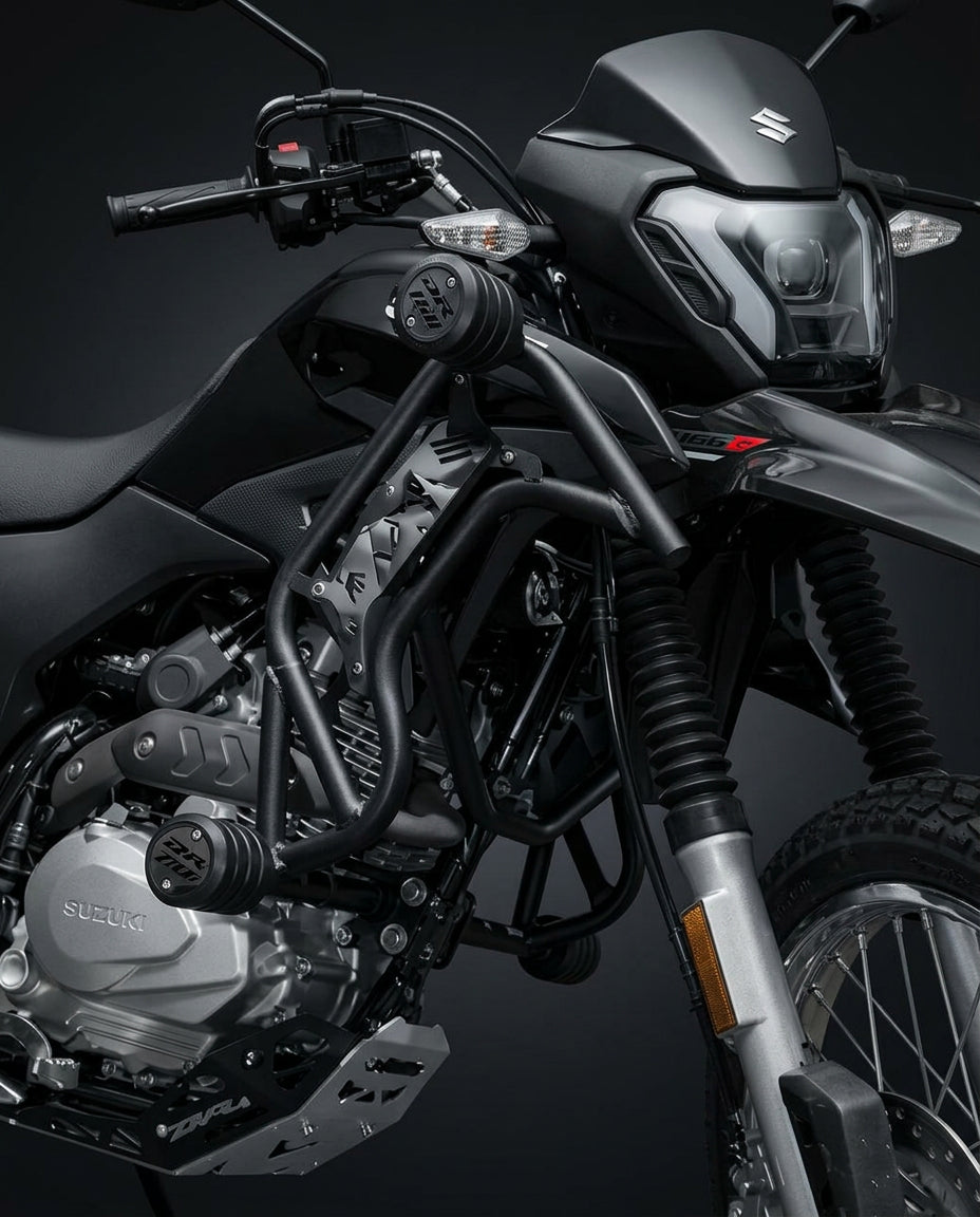 Defensa doble tope montada en Suzuki DR160 negra