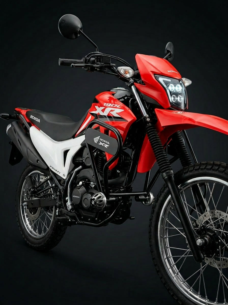Defensa instalada en Honda XR 190L roja con farola LED - vista 3/4 frontal