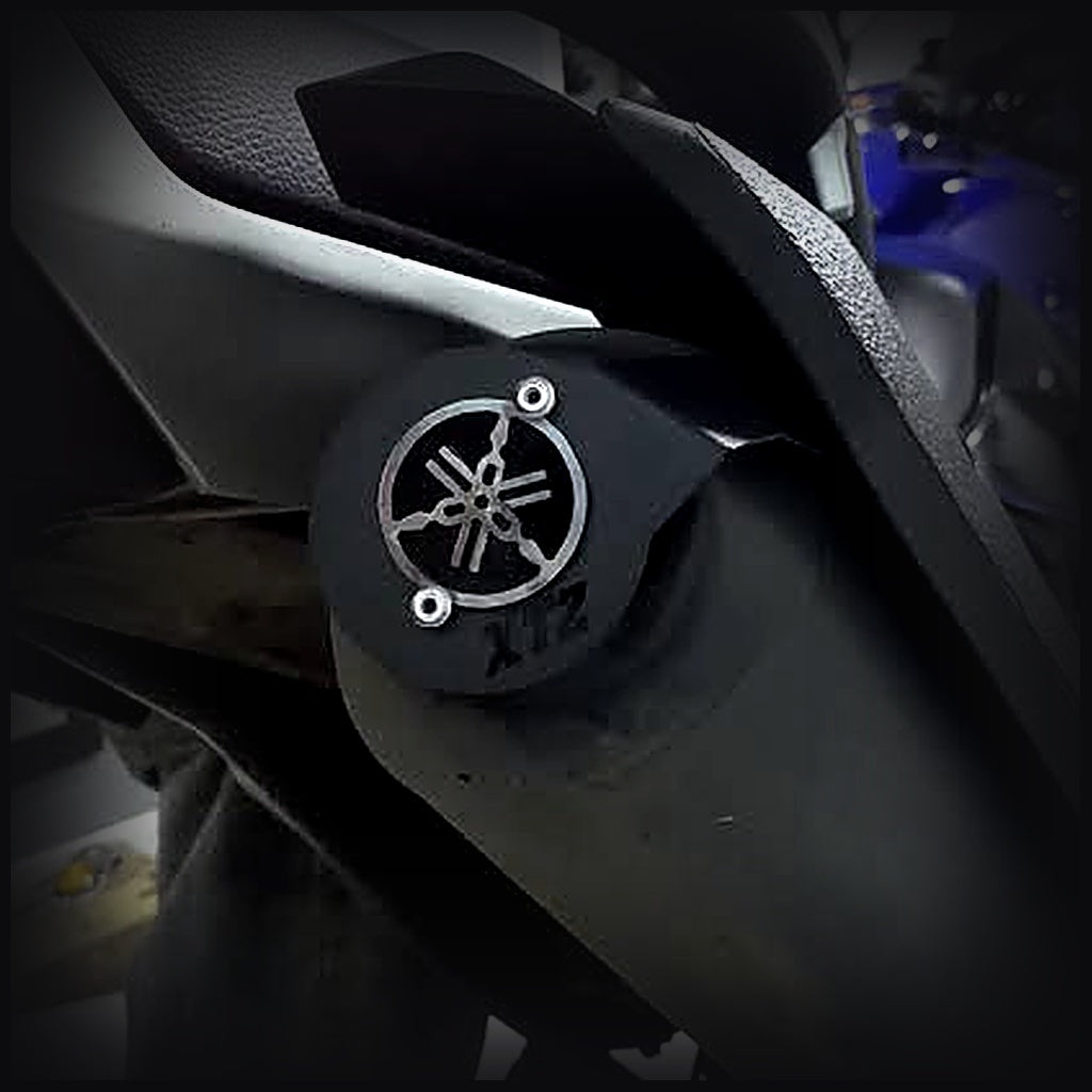 Resonador de XTZ150 en aluminio negro con logo Yamaha instalado en el exosto