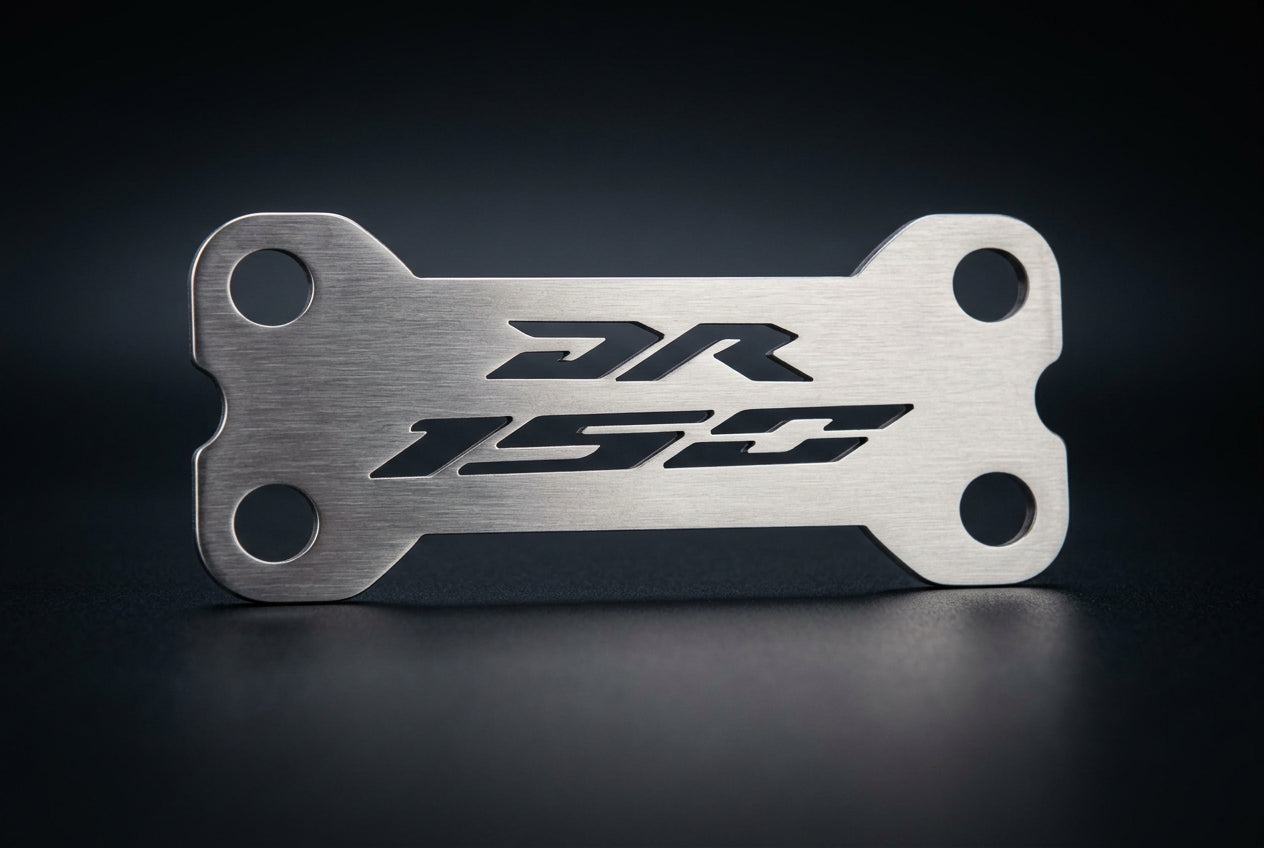 Acutrax DR150 placa acero inoxidable con logo DR 150 para Suzuki
