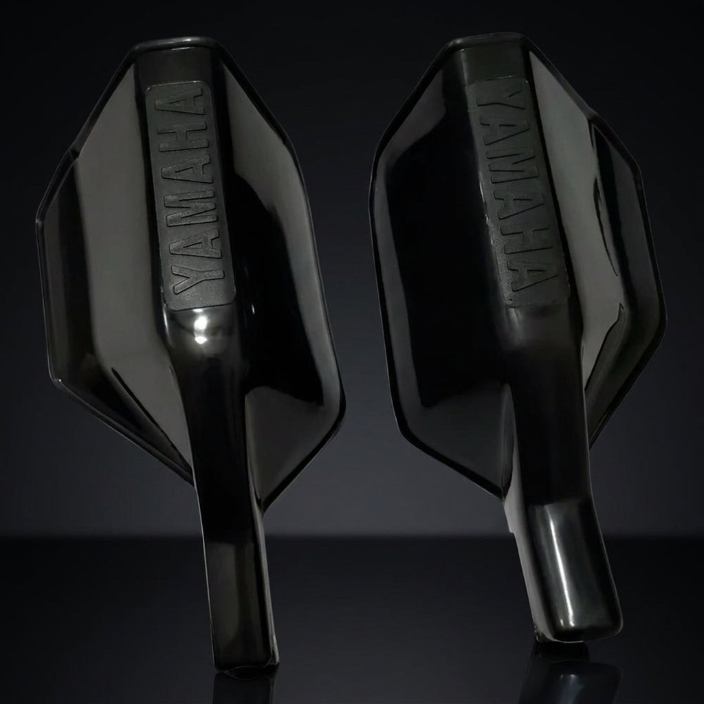 Cortavientos protector de manos Yamaha XTZ en plástico negro con logo Yamaha en relieve