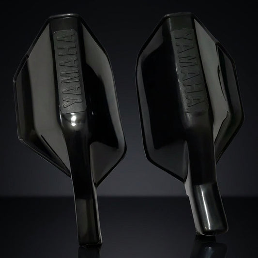 Cortavientos protector de manos Yamaha XTZ en plástico negro con logo Yamaha en relieve