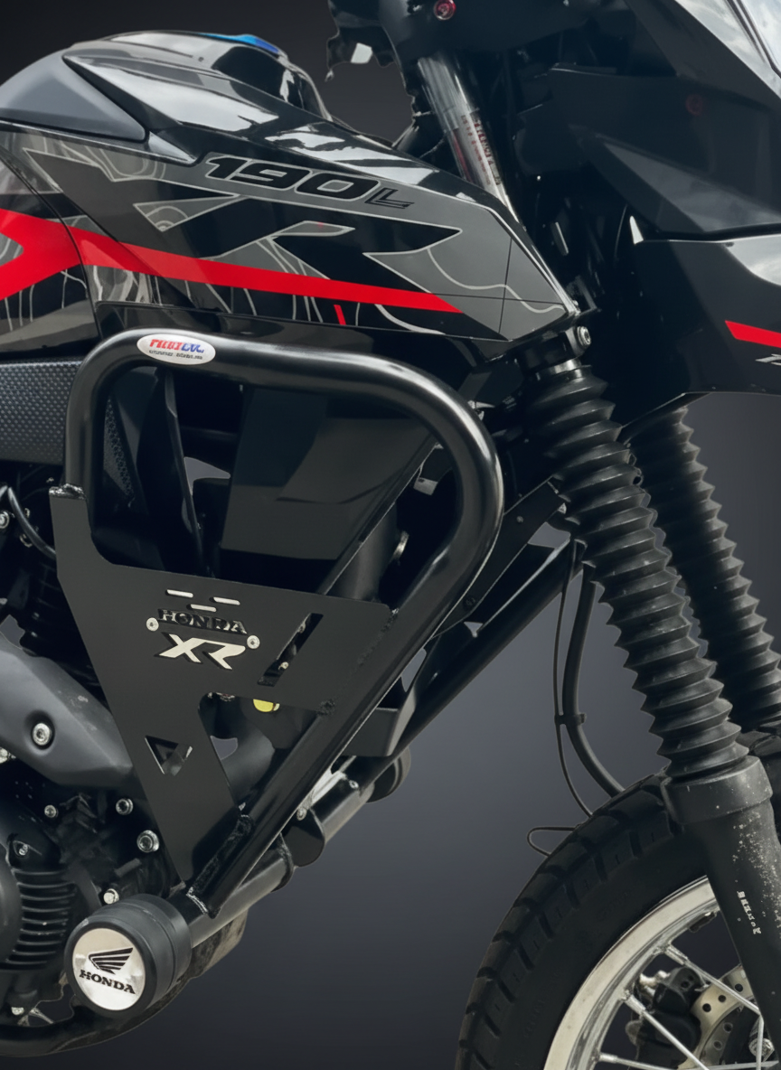 Defensa maciza Provecol XR190 - instalada en moto negra