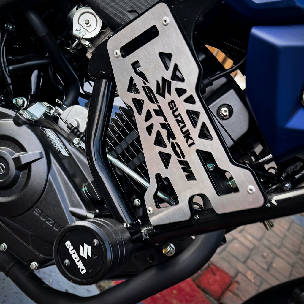 Defensa V-Strom 160 instalada - detalle placa acero inoxidable