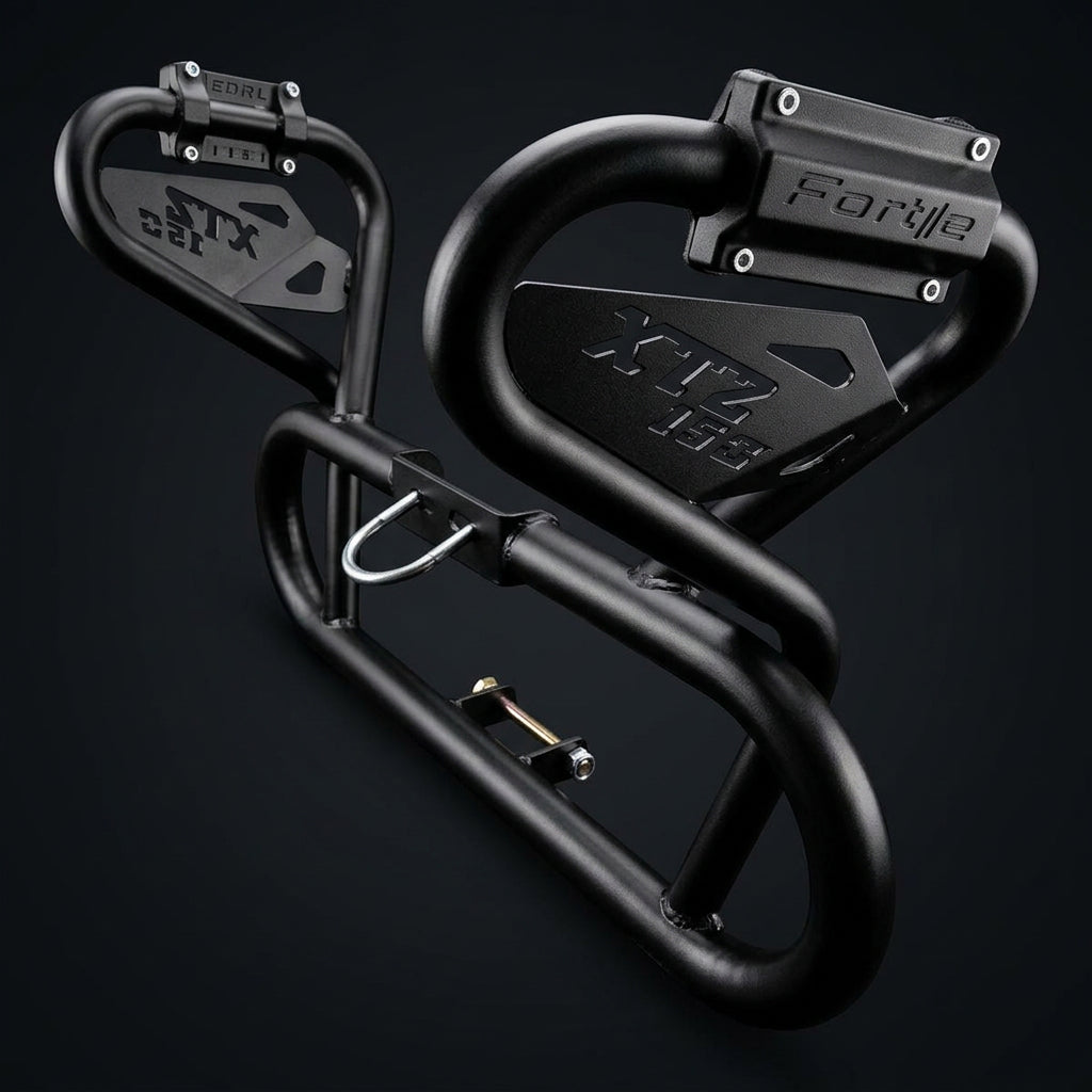 Defensa de XTZ150 maciza en acero negro con fondo oscuro estilo estudio