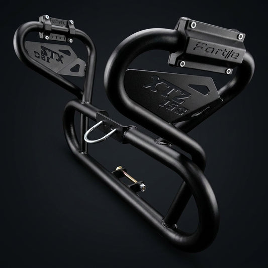 Defensa de XTZ150 maciza en acero negro con fondo oscuro estilo estudio