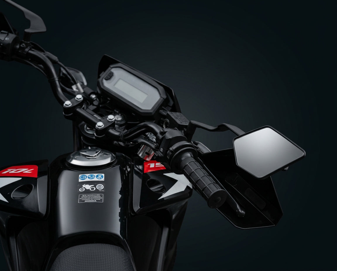Espejo aleron media luna instalado en moto Honda