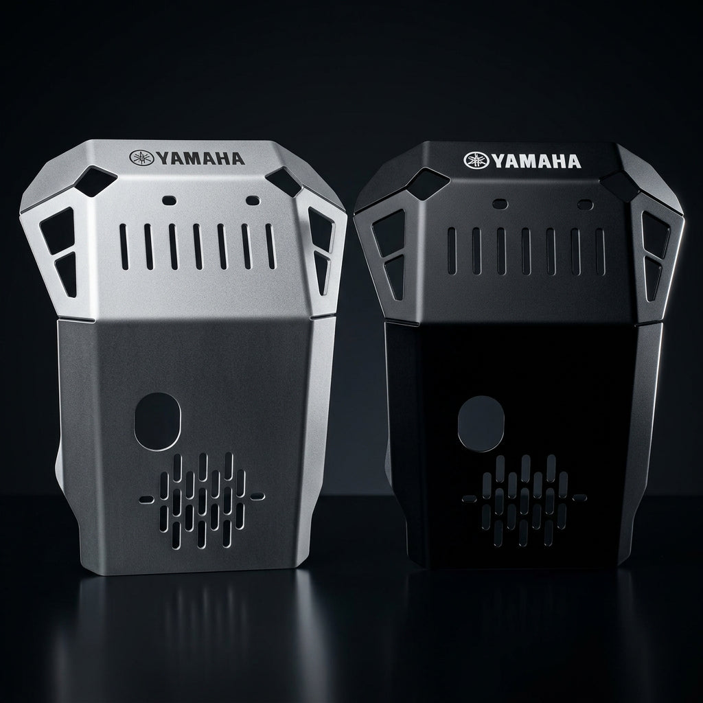 Pechera cubremotor Yamaha XTZ125 XTZ150 en color plata y negro con logo Yamaha - vista frontal