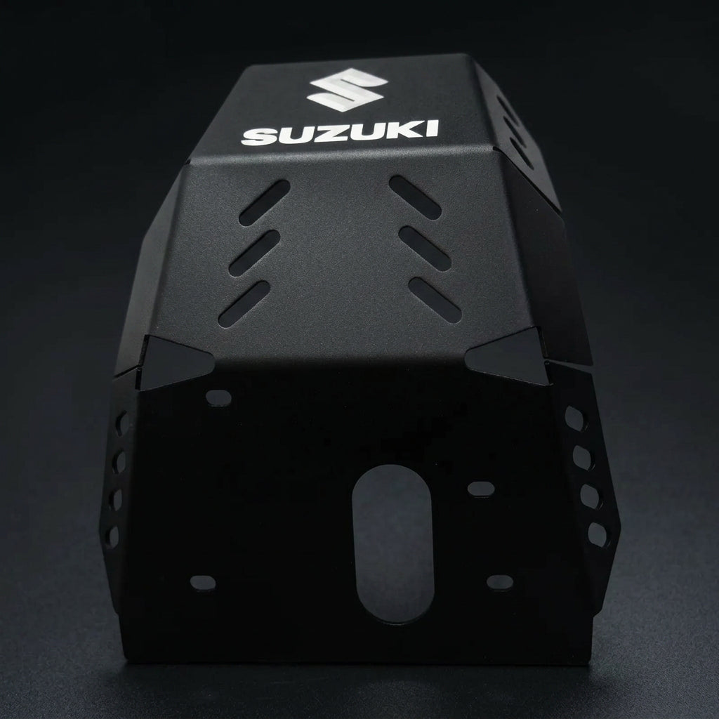 Pechera protector cubre cárter Suzuki DR150 DR160 en lámina negro mate con logo Suzuki