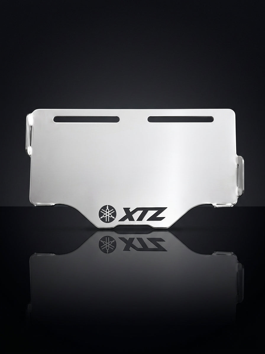 Portaplaca de XTZ150 sobre en acero pulido con logo Yamaha XTZ