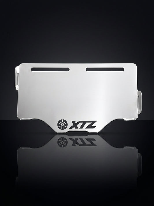 Portaplaca de XTZ150 sobre en acero pulido con logo Yamaha XTZ