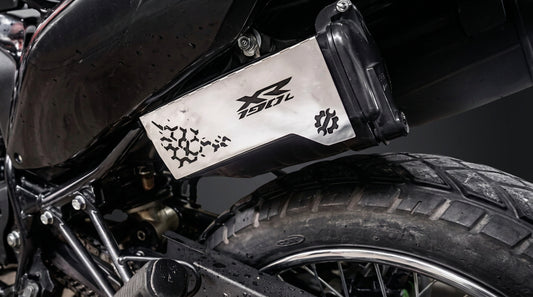 Protector caja de herramientas Honda XR190/XR150 - acero inoxidable con diseño de engranajes