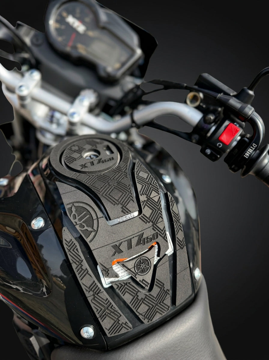 Protector de tanque XTZ150 encauchetado vista frontal instalado en Yamaha XTZ