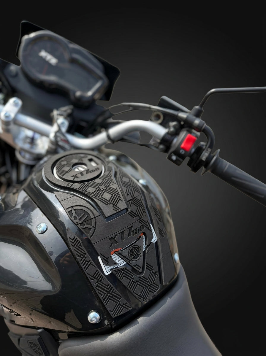 Protector de tanque XTZ150 encauchetado vista lateral instalado en Yamaha XTZ