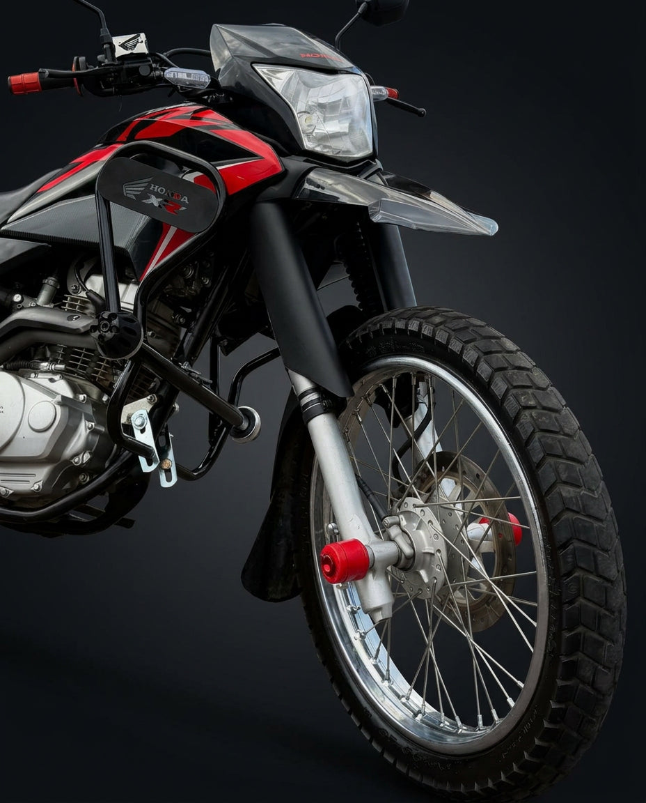 Slider de teflon rojo instalado en moto Honda XR